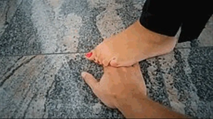 Miss Kate sexy barefoot hands trample