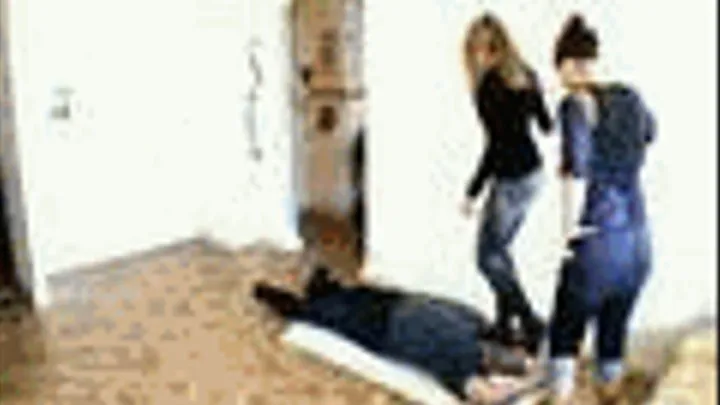 The two brutal Goddesses Miss Laurie & Miss Eva body and hands destruction (BRUTAL VIDEO)