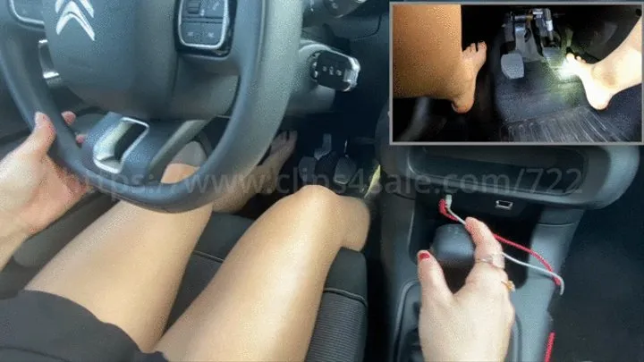 Laetita De Luca drives barefeet - PIP