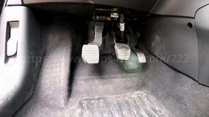 Laetitia revs hard a Citroen C3 with plateform heels - Feet Pov