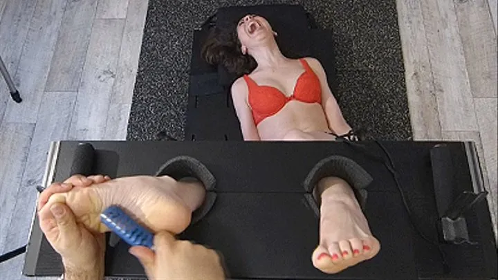 ARIANE'S BARE FEET ARE TOO TICKLISH : PART 01