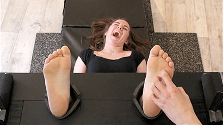 GIRLS NEXT DOOR HAVE FUN WITH THEIR TICKLISH FEET : LEANE TICKLES NADEGE