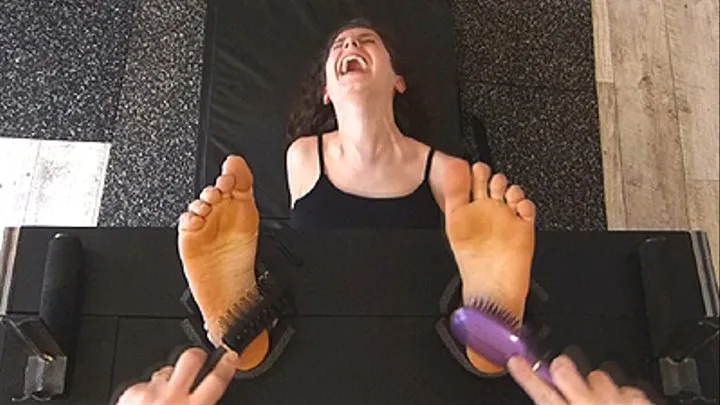 CALISSA LOSES CONTROL UNDER VERONIQUE'S FINGERS : BARE FEET TICKLING