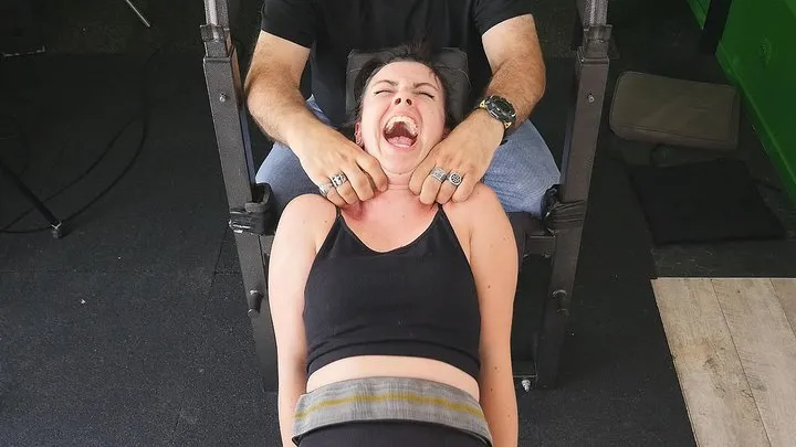 LISIE DIDN'T IMAGINED HER NECK WERE SO TICKLISH