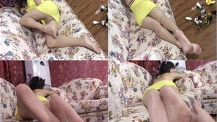 Yingzi sexy feet relaxed by her boy 3/5