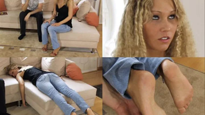 Lisa - Barefoot in Jeans - Magic Tired Ring (1)