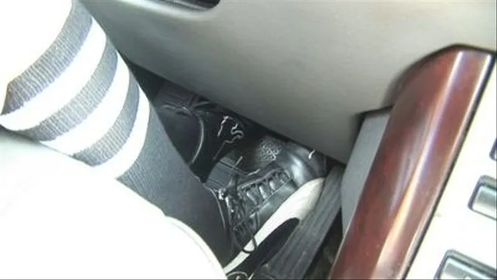 PEDAL PUMPING ON MY RANGE ROVER WITH PUMA SHOES AND TURBOSOX - QUICK TIME VERSION