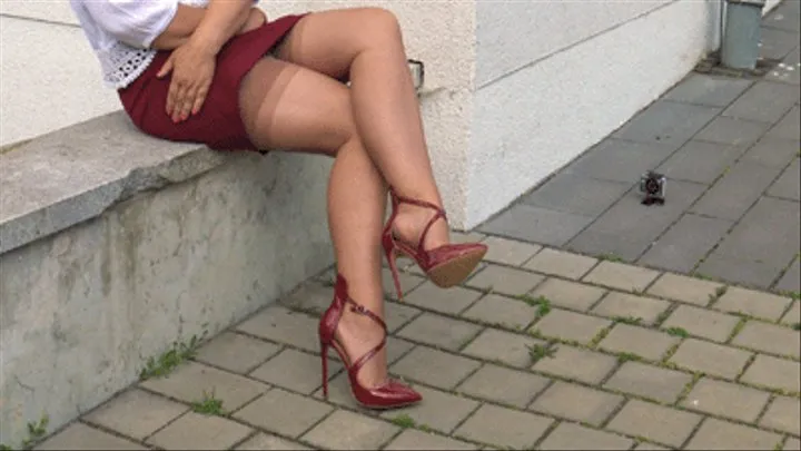 Neele - Dark Red And Nylons