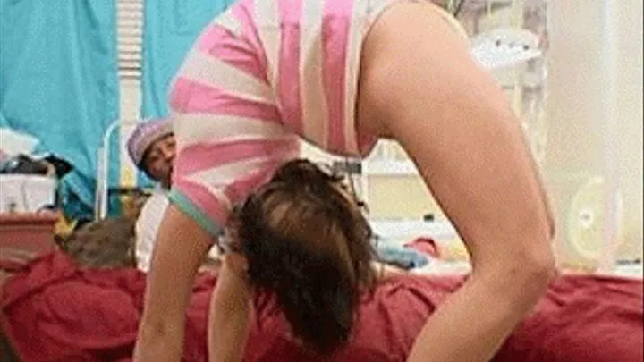 Acrobatic 18 y/o bending her head behind pussy to fuck - high