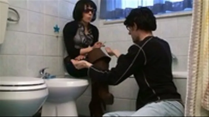 Alexandra, Young And Capricious Mistress, Humiliates The Slave In The Bathroom (2° part - 3GP)