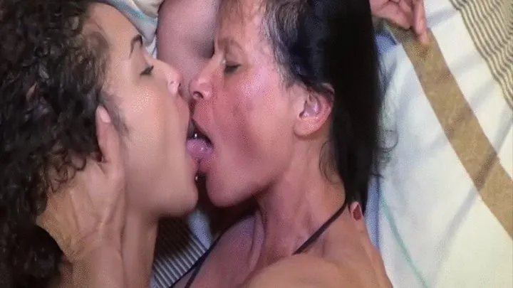 KISSING LESBIAN COMPILATION HIGH DEFINITION