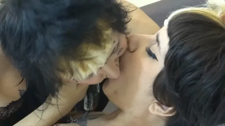 DELICIOUS LESBIAN KISSES