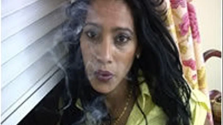 LATINA SMOKING - Medium Res