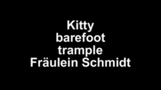 Kitty barefoot trample Fräulein Schmidt