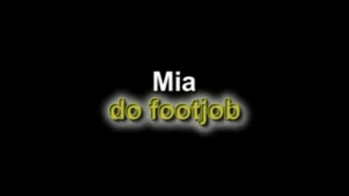 Mia do footjob