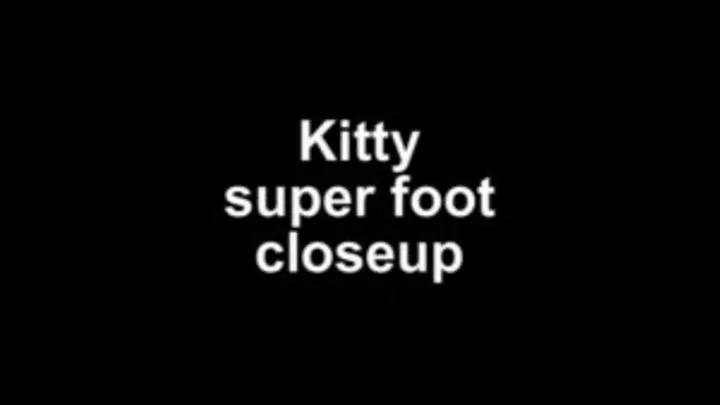 Kitty suoer foot closeup