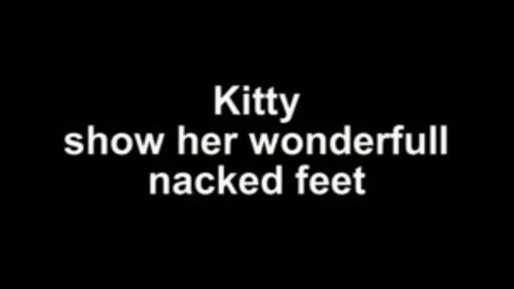 Kitty show her wonderfull nacked feet