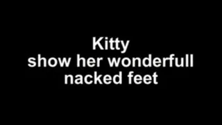 Kitty show her wonderfull nacked feet