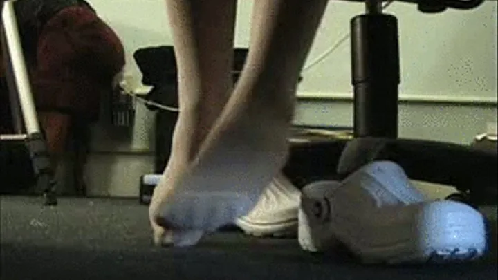 NURSE FEET WHITE 6