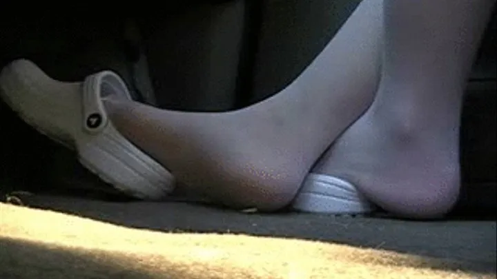 NURSE CAR FEET SHORT 4