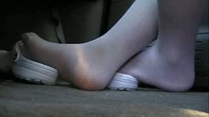 NURSE CAR FEET SHORT 3