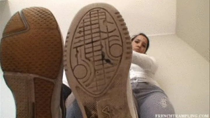1886 Sneakers trampling with Sarah and Safia