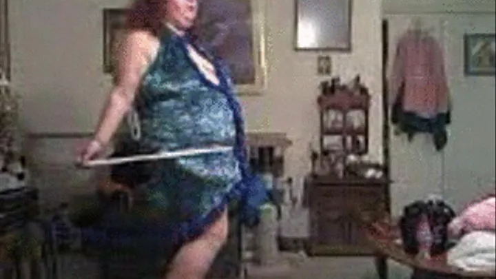 2 BBWs Take each others Measurements See who has the bigger assests! Divx
