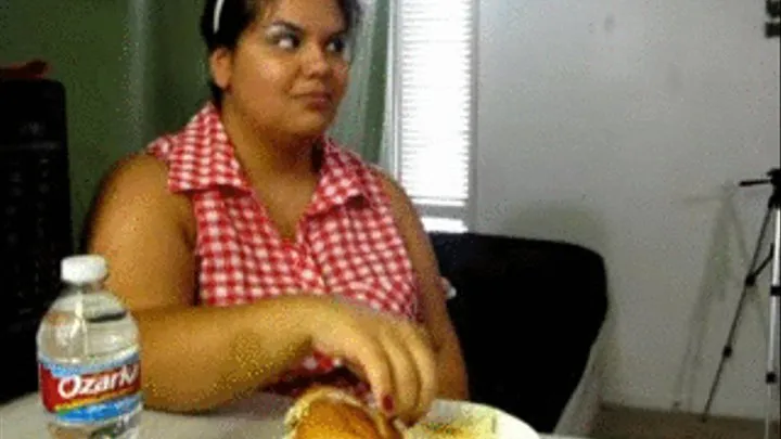 Plump cutie Valerie eats her lunch! Divx