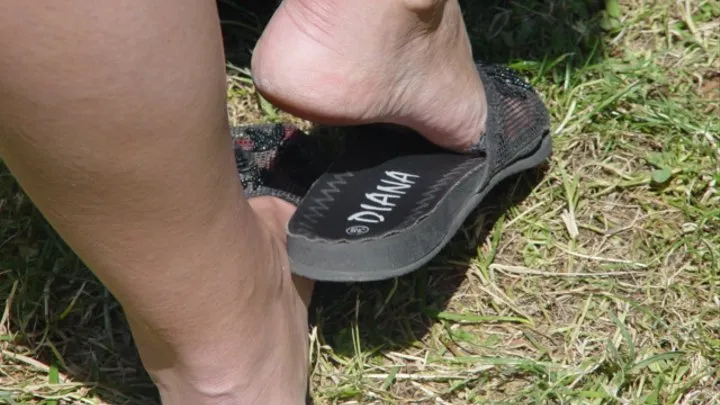 BLACK SLIPPERS WITH BAREFEET