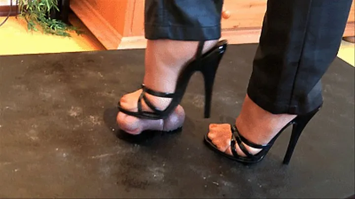 TRAMPLE TABLE - BLACK SANDALS 2 - MEDIUM