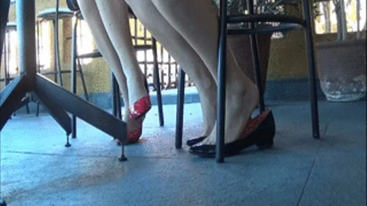 2 girls shoeplaying~ extreme toe cleavage