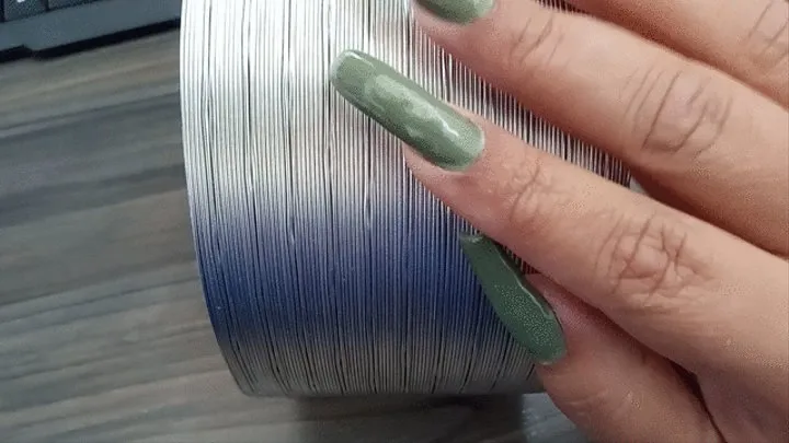 Long nails scratching pipe