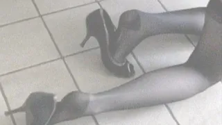 Sexy brown peep toe heels - The floor - Part 2