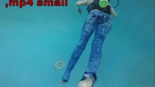 Sarah Diving In jeans