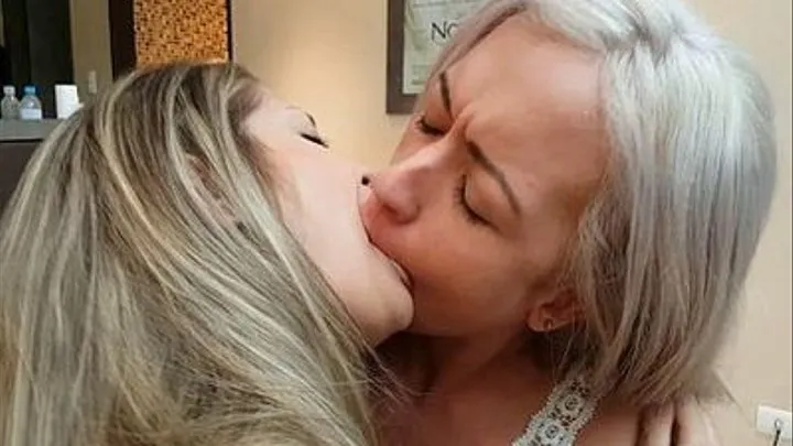 HOT KISSES HORNY TOP BLONDES - JULIA SHINEIDER & PATRICIA CAMPOS - CLIP 3