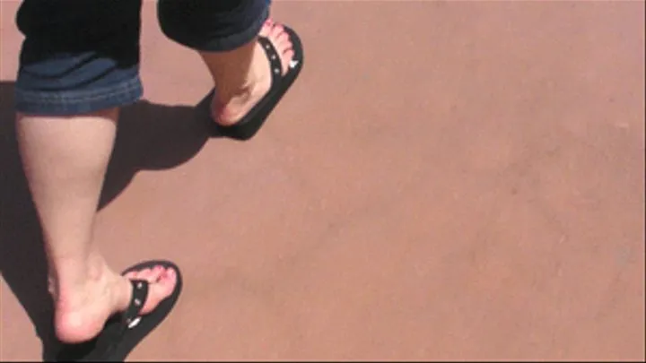 SEXY FEET IN THEME PARK ** 720p HI-DEF **