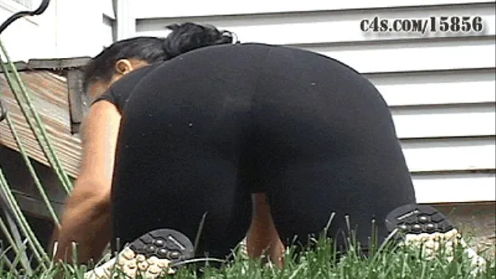 Big Butt MILF Yoga Pants Outside