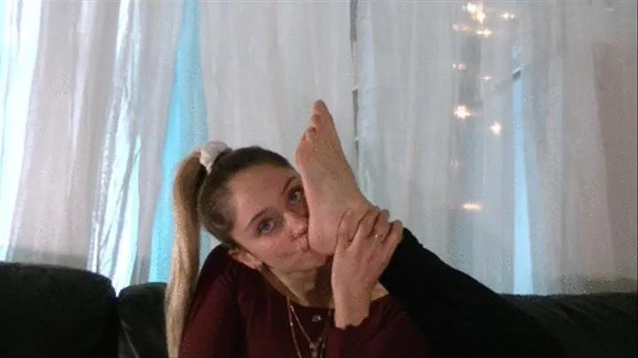 Ally toe sucking show