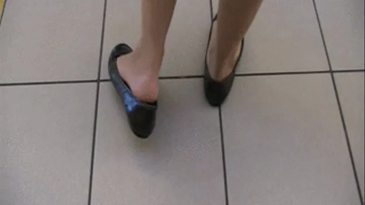 Black penny loafers barefoot @ fast food ~ Sole shot