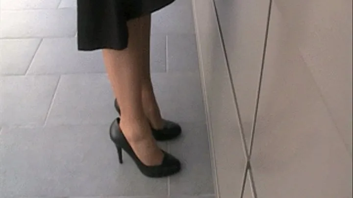 Black Aldo heels & nylons ~ Dangling & dipping @ mall