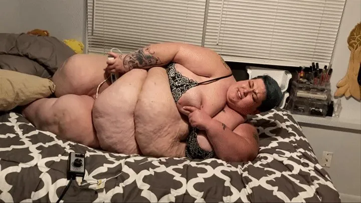Fat Gaining FemmeDaddy Squirts for their little Slut!