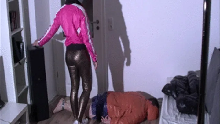 Lady Ivette - Leggings and Sneakers trampling