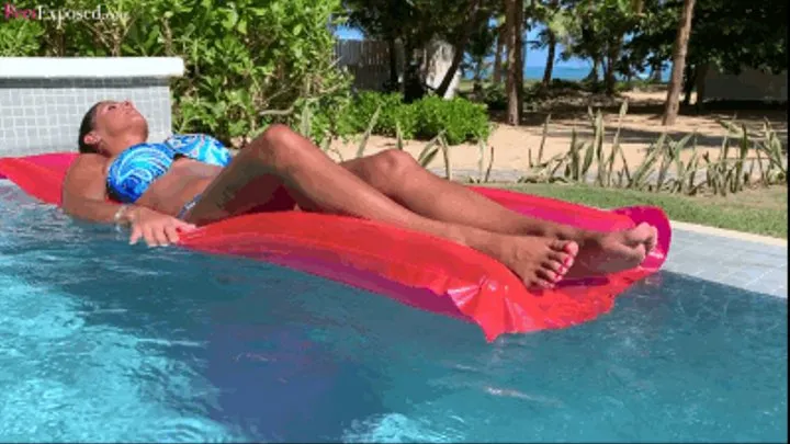 BROOKE : Barefoot Floating in the Pool