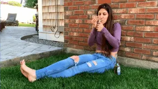 STEPH - Barefoot in Jeans