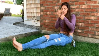 STEPH - Barefoot in Jeans