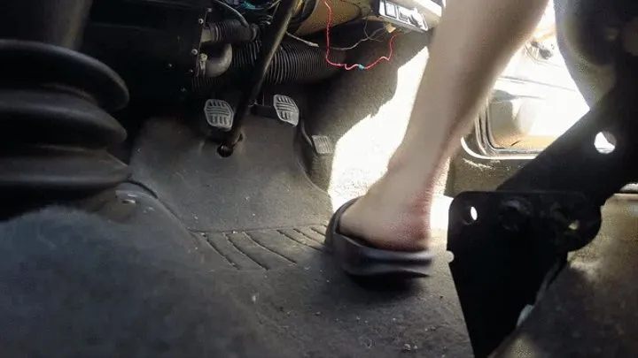 Kayleigh Nike Sliders Crank Underseat