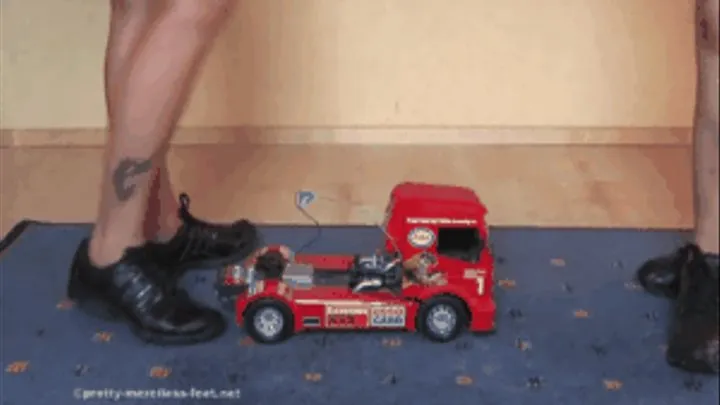 RC-Truck vs Sneakers