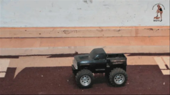 RC-Car under Christins Boots