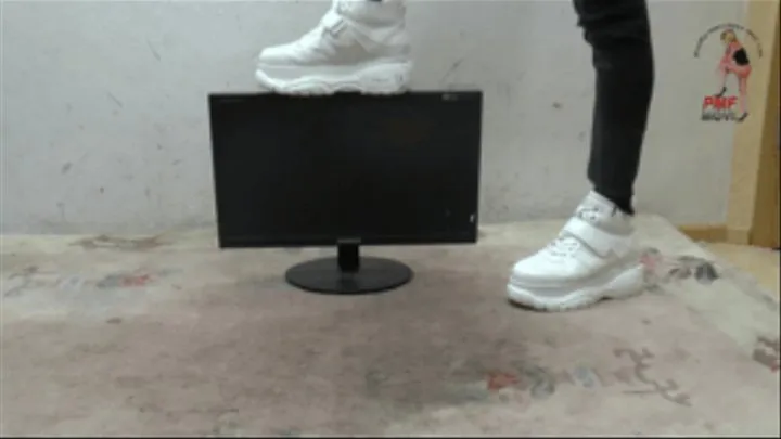 Flat Screen under Christins Sneakers