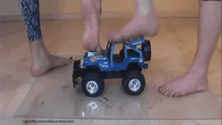 RC-Car under flat wooden Mules